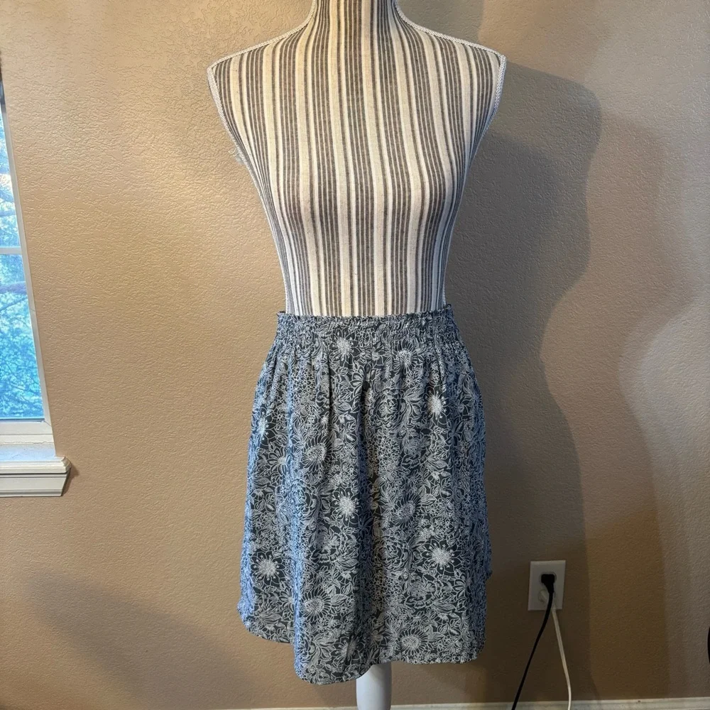 LOFT Mini Skirt Small Blue Grey Floral pattern in White Boho Lined Smocked Waist - Picture 10 of 13